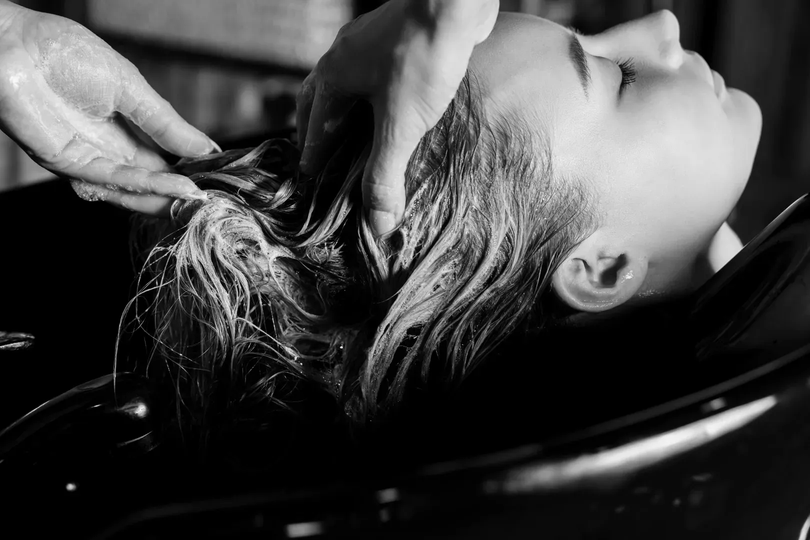 lavage de cheveux long noir et blanc